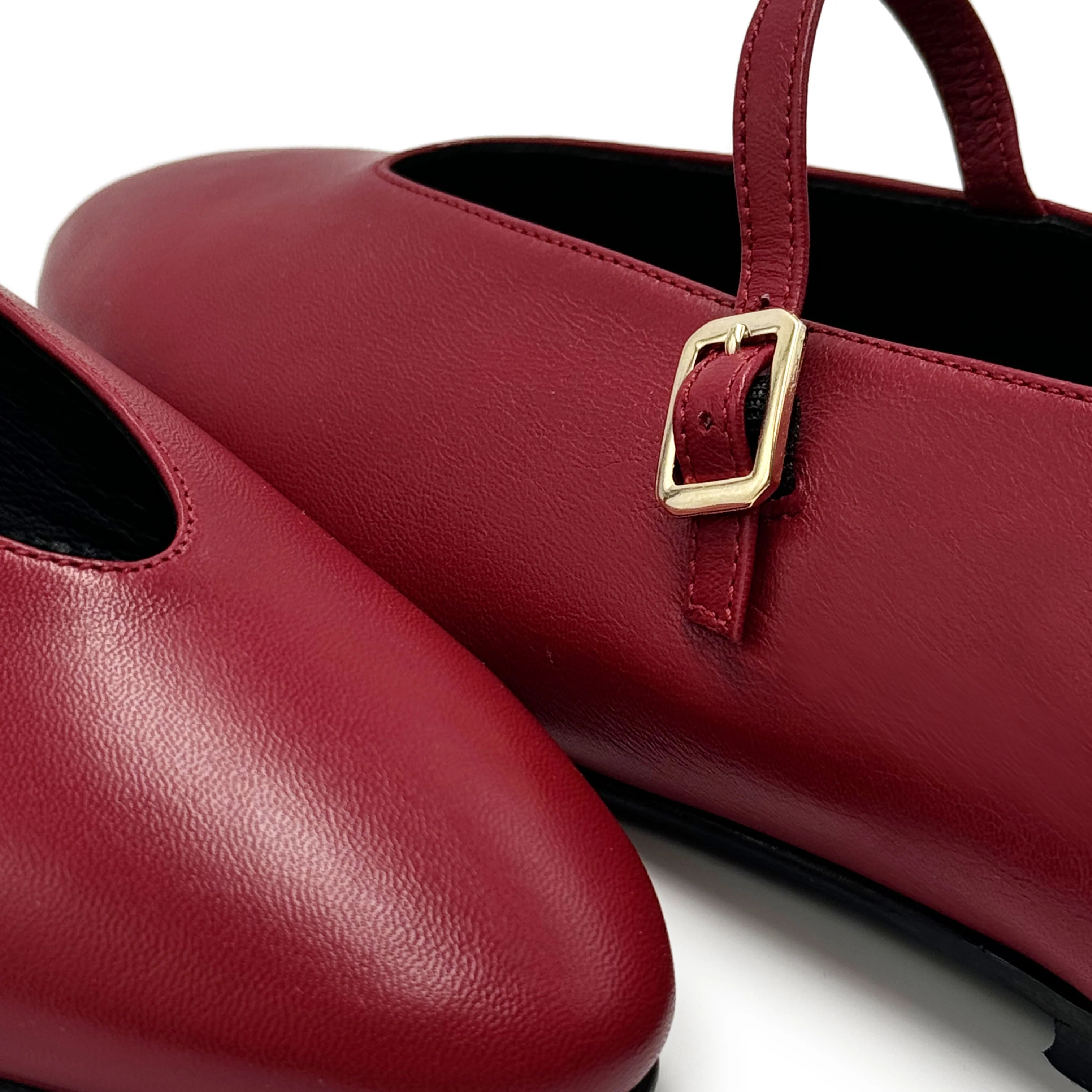Ballerine rosso ciliegia in pelle con scollo a V e cinturino - Image 3